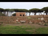 02143 ostia - regio ii - insula viii - quattro tempietti (ii,viii,2) - gesehen von der decumanus maximus - 01-2024.jpg